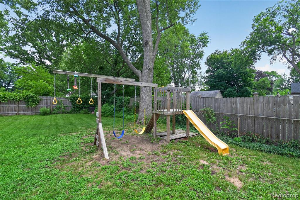 21154 Flanders Street, Farmington, MI 48335 — Photo 46