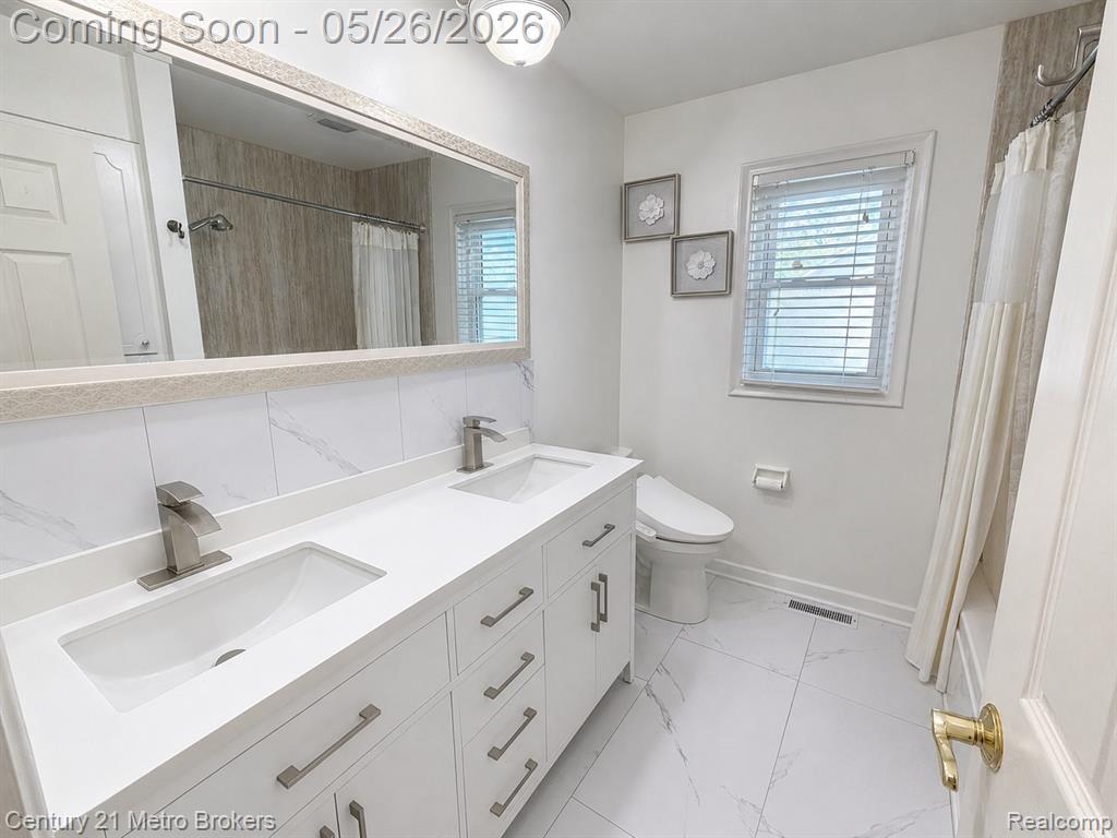 6292 Kings Pointe Circle, Grand Blanc, MI 48439 — Photo 17