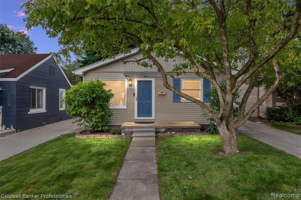 2050 Ridgemont Road, Grosse Pointe Woods, MI 48236 — front exterior