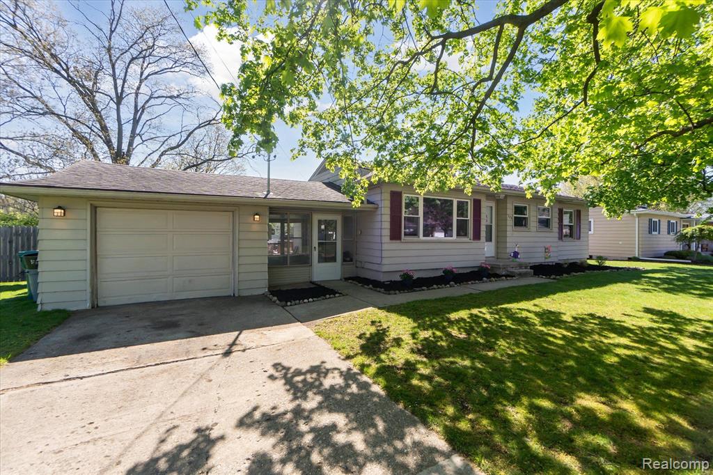 528 JAMES CONNIS Drive, Flushing, MI 48433 — Photo 2