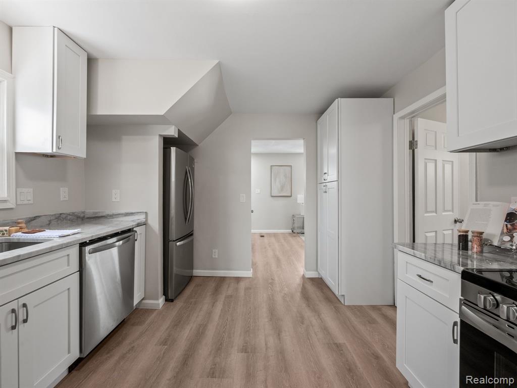 446 W BERNHARD Avenue, Hazel Park, MI 48030 — Photo 19