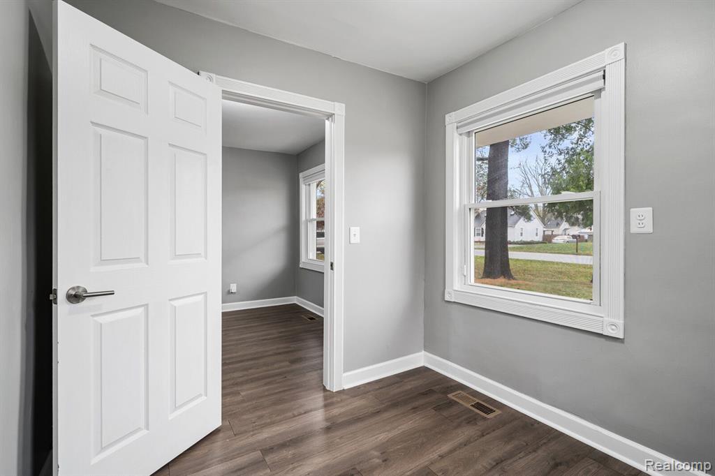 8624 RUSSELL Street, Shelby Twp, MI 48317 — Photo 11
