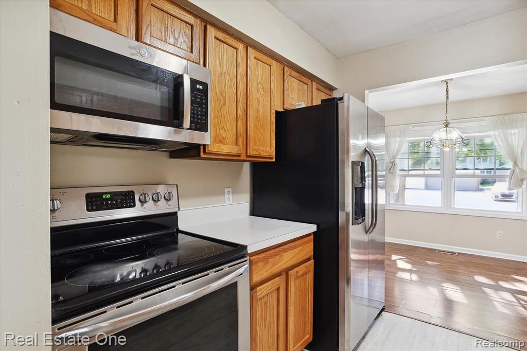 24762 Bashian Drive, Novi, MI — Photo 4