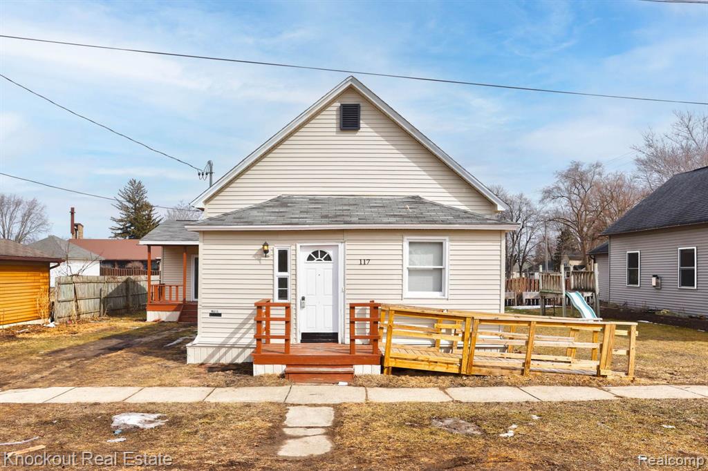 117 S IRVING Street, St. Charles, MI 48655 — Photo 2