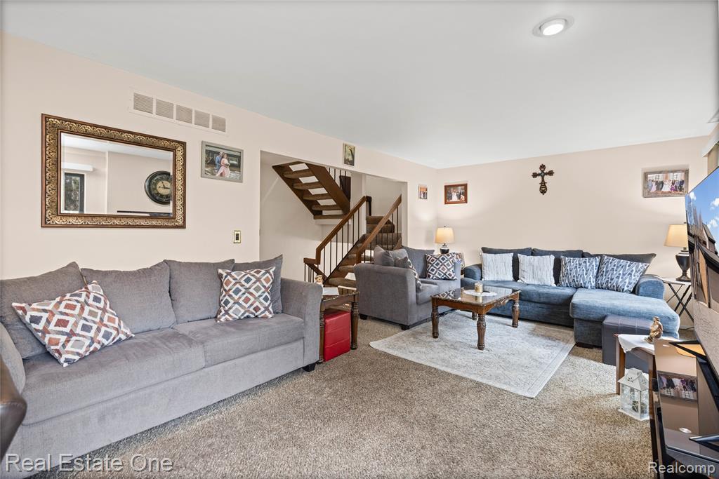5226 Brett Court, West Bloomfield, MI — Photo 10
