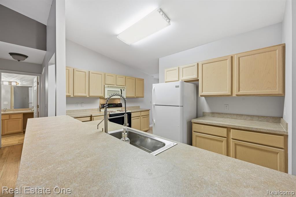 4885 Oak Hill Drive, 20, Waterford, MI 48329 — Photo 11