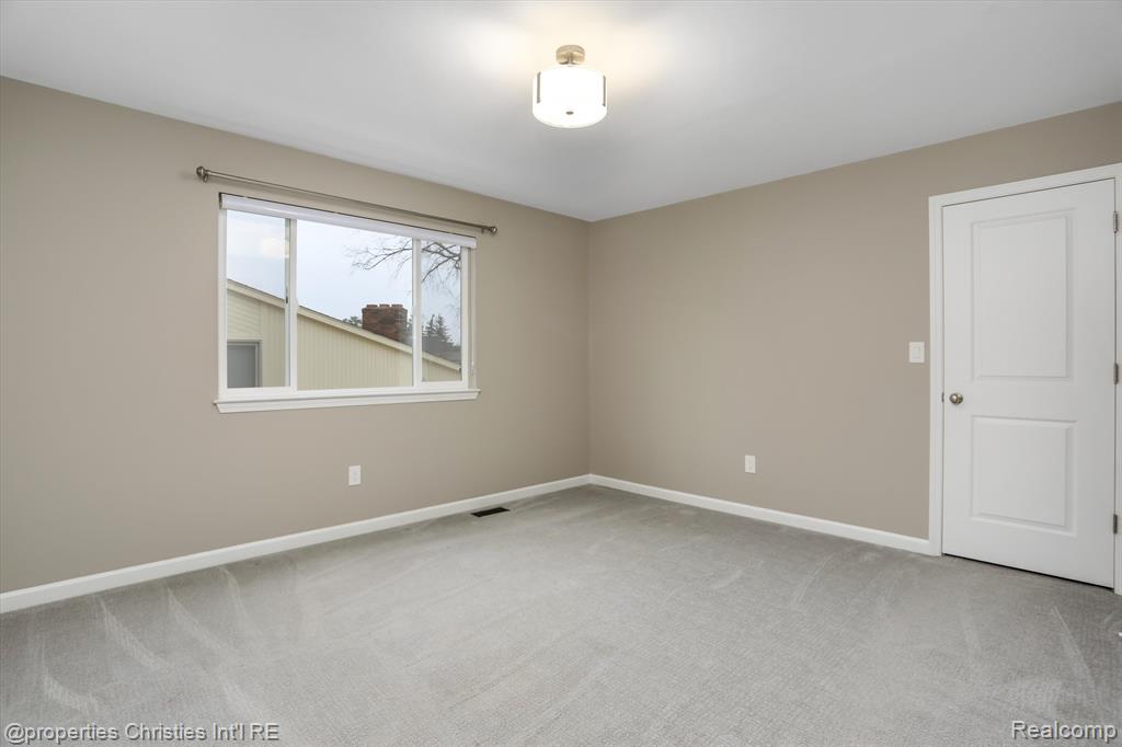 5896 NANEVA Court, West Bloomfield, MI — Photo 36