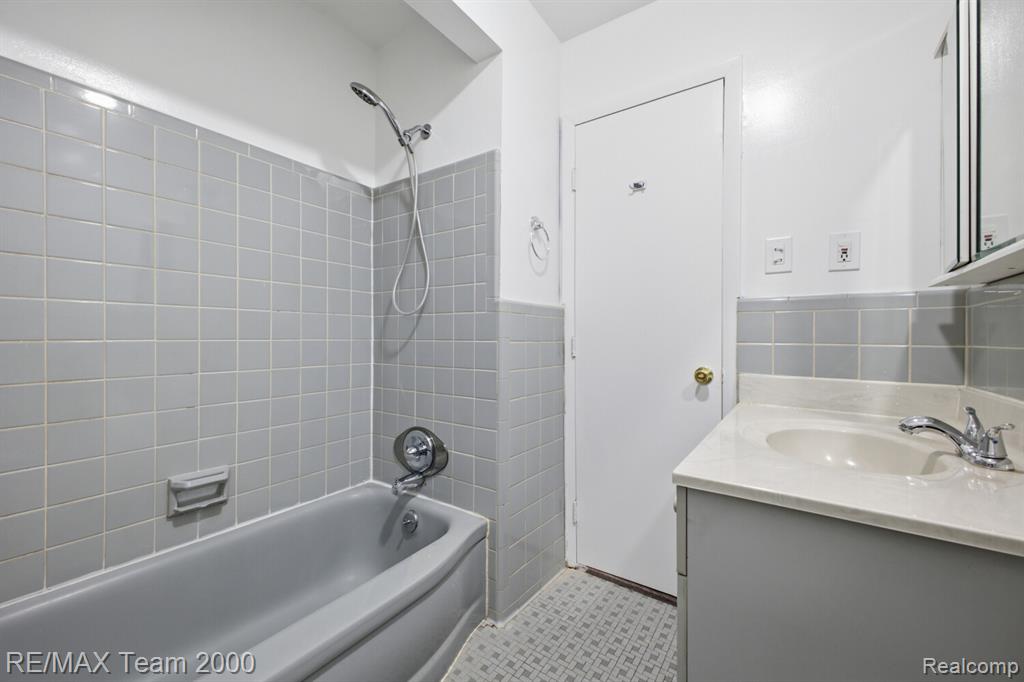 8512 Norborne Avenue, Dearborn Heights, MI 48127 — Photo 17