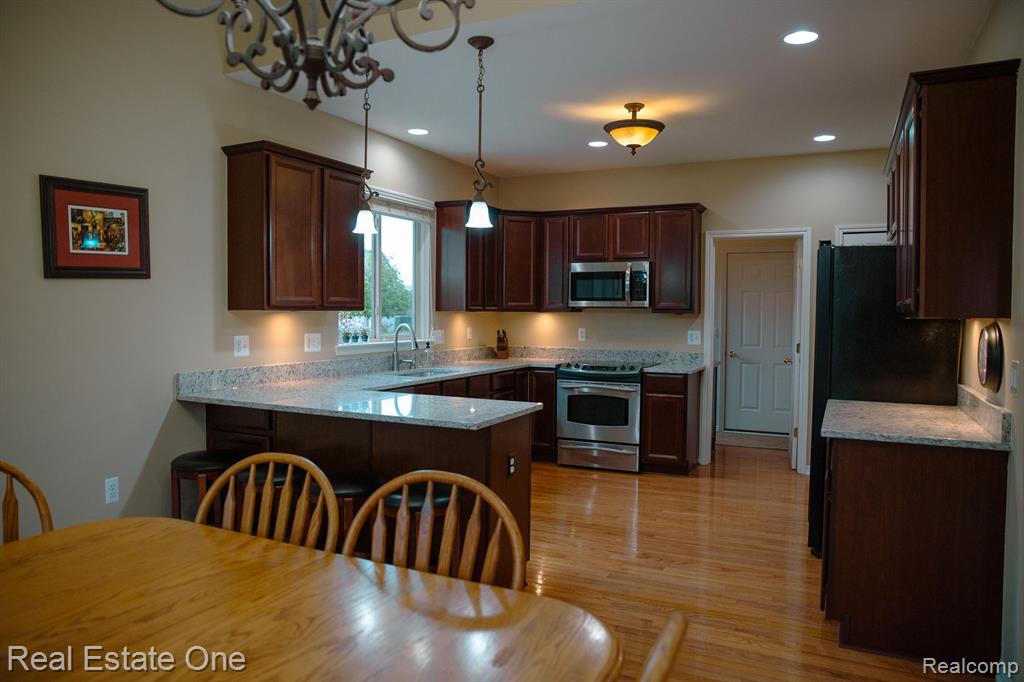 906 W PENINSULA, Oxford, MI 48371 — Photo 13
