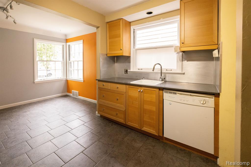 395 W CHESTERFIELD Street, Ferndale, MI 48220 — Photo 38