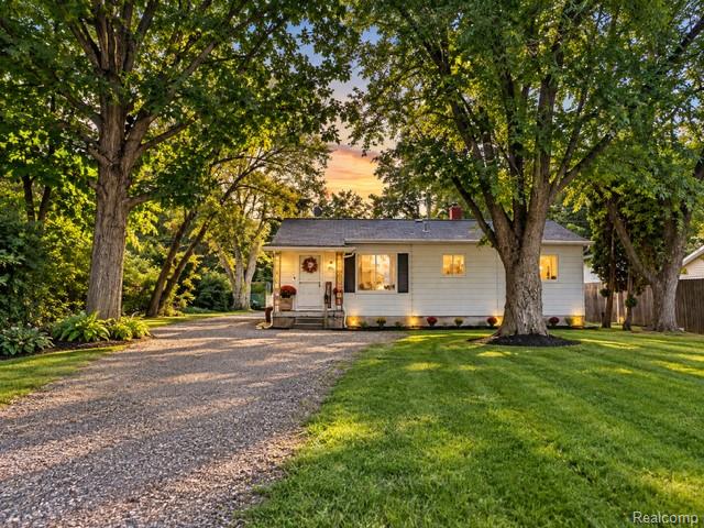 3131 W Maple Avenue, Flint, MI 48507