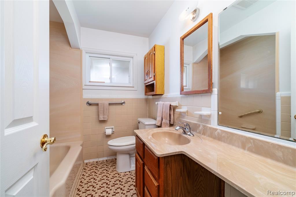 9042 Harrison Street, Livonia, MI 48150 — Photo 16