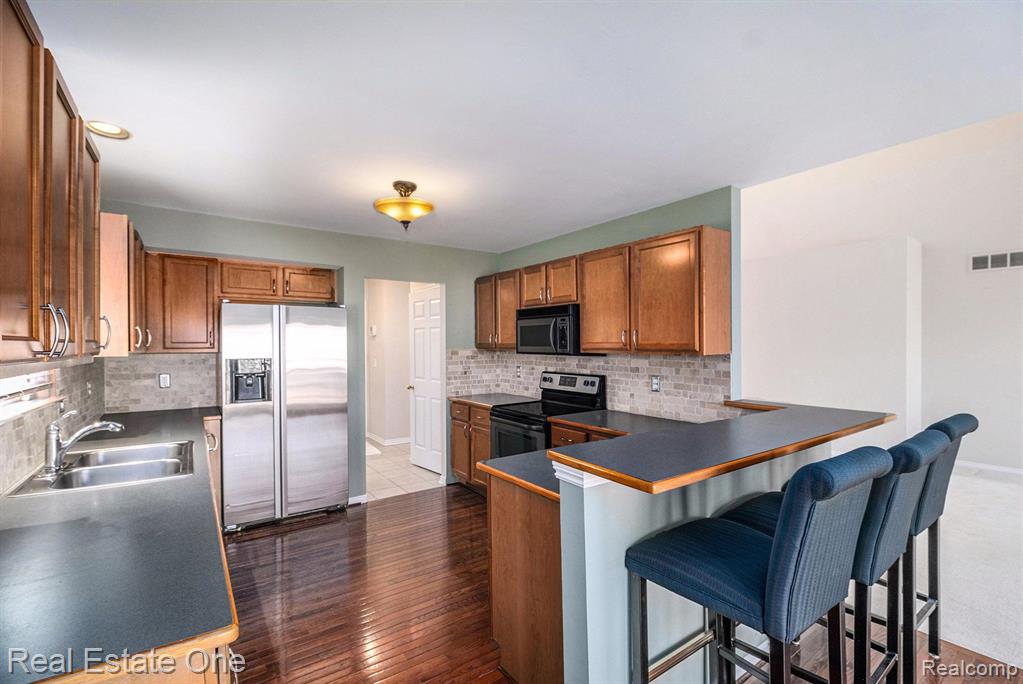 4205 Honeysuckle Drive, Sterling Heights, MI 48314 — Photo 4