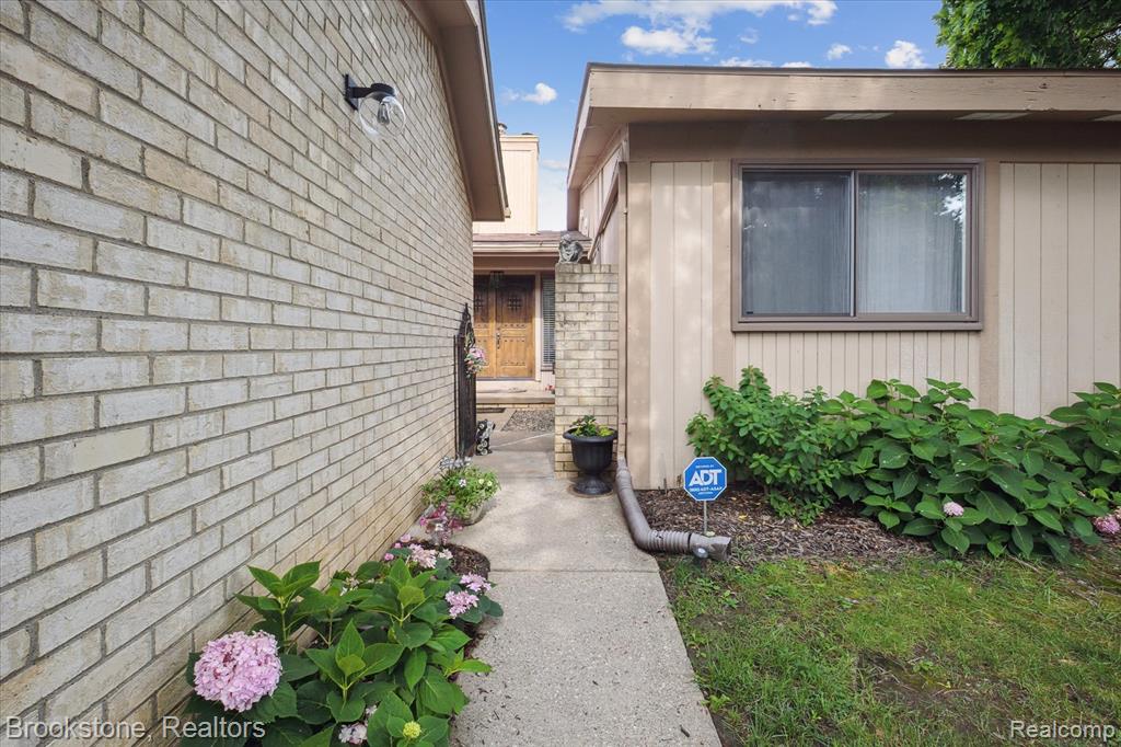 5195 Richard Run, West Bloomfield, MI — Photo 4