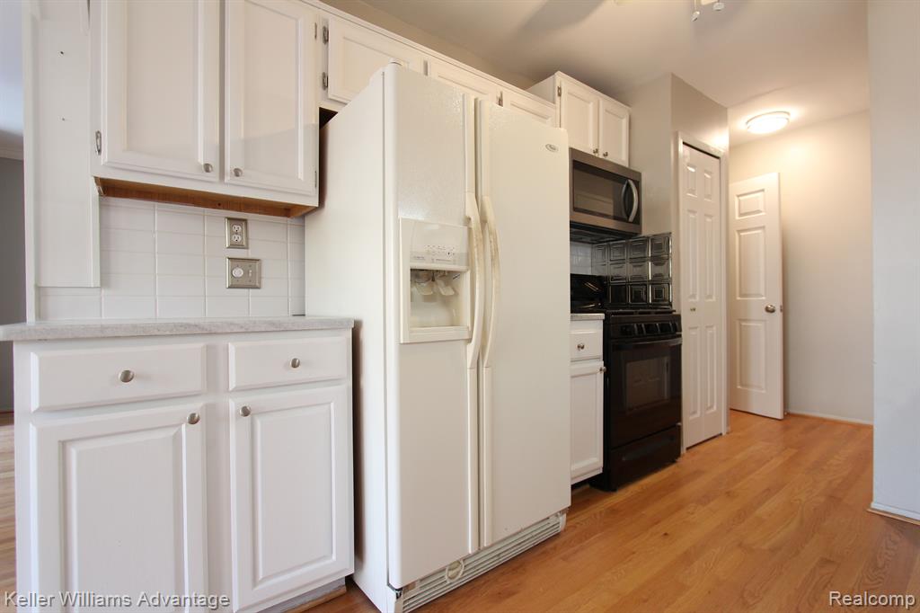 22180 Pondview, Novi, MI — Photo 15