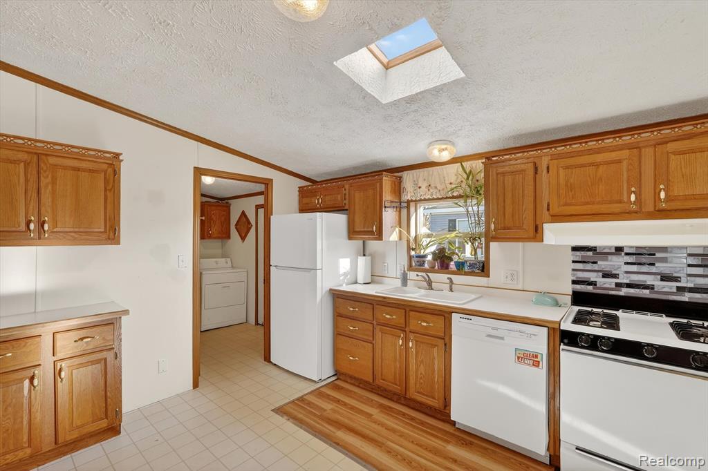 3612 Hawthorne St, Clarkston, MI 48348 — Photo 13