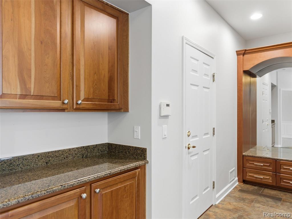5454 Creekmonte Drive, Rochester, MI 48306 — Photo 18