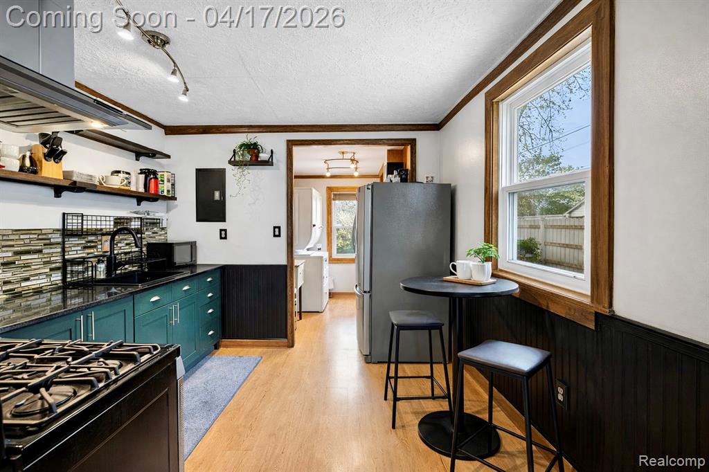 569 E Guthrie Avenue, Madison Heights, MI 48071 — Photo 5
