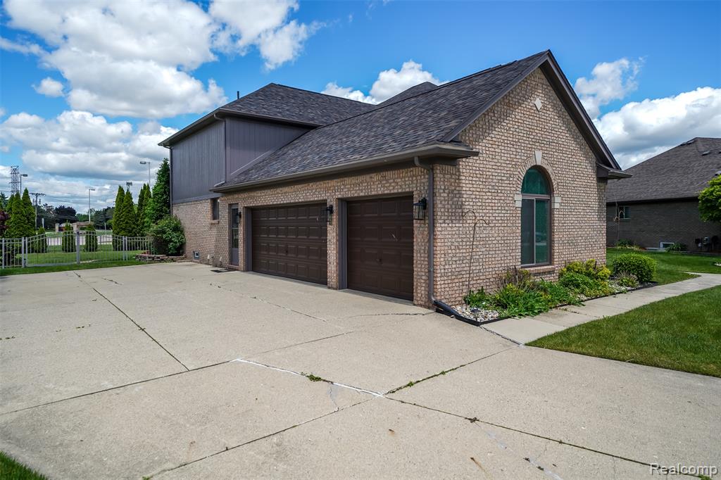 42105 Dorchester Court, Clinton Twp, MI 48038 — Photo 34