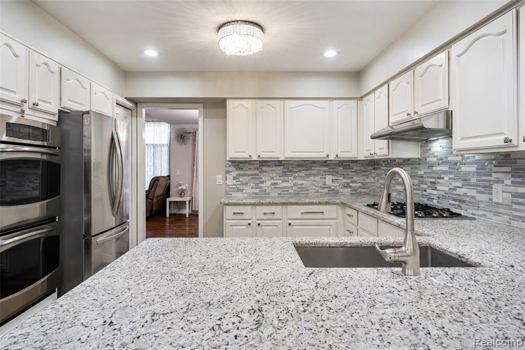 37520 Amber Drive, Farmington Hills, MI 48331 — Photo 23