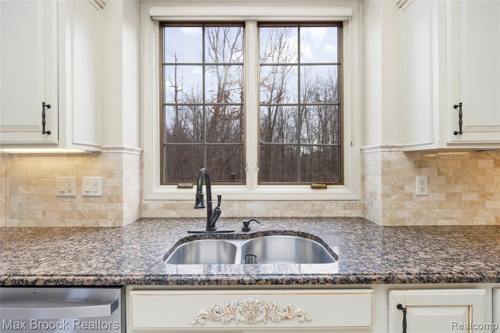 7083 Chatham Court, West Bloomfield, MI — Photo 21
