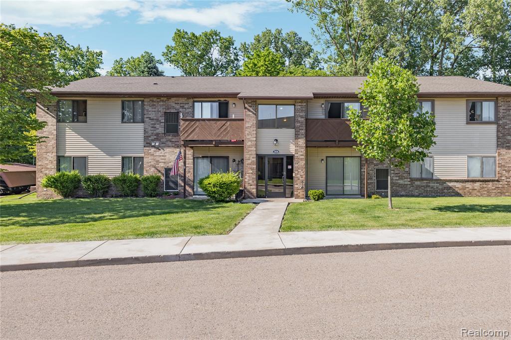 7806 Manor Circle, 101, Westland, MI — Photo 2