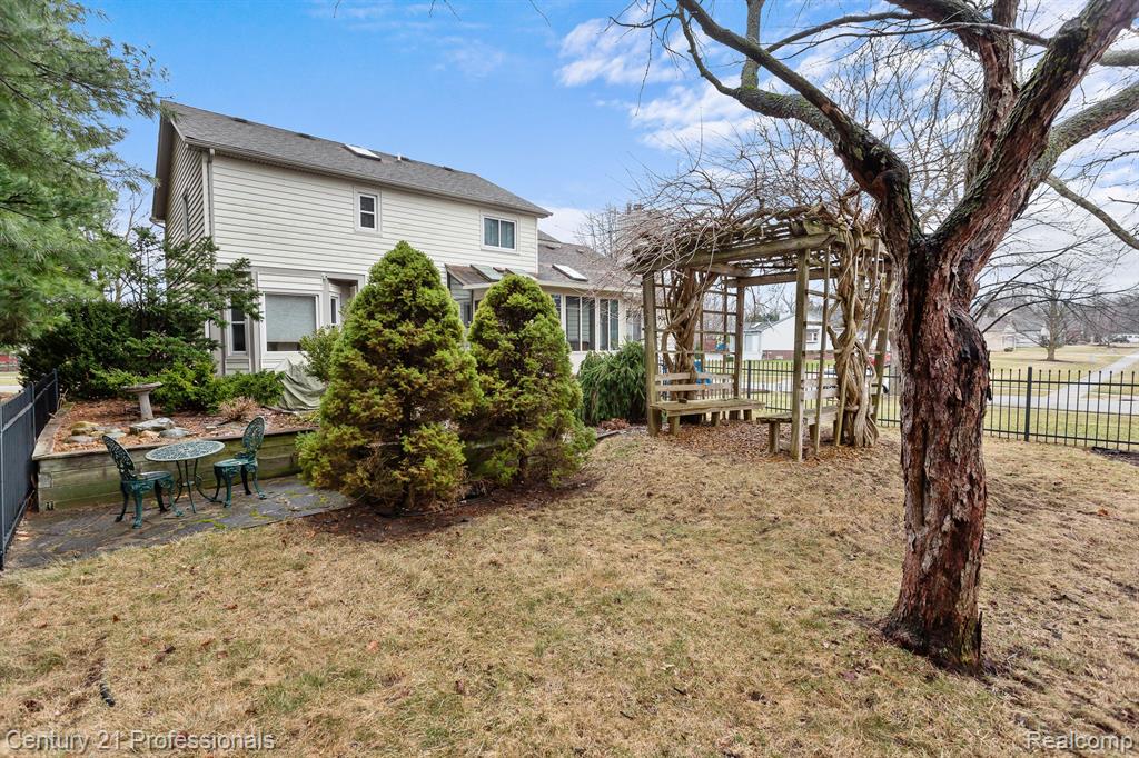7594 Woodside Place, Waterford, MI 48327 — Photo 37