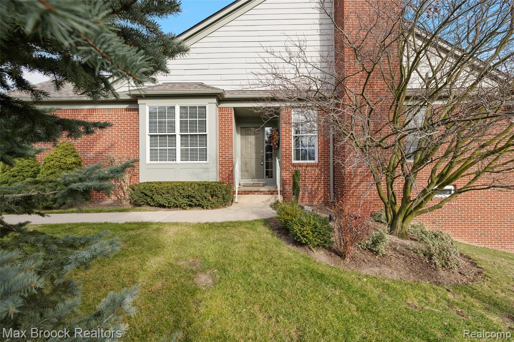 16956 Sycamore Court, Northville, MI 48168 — Photo 2