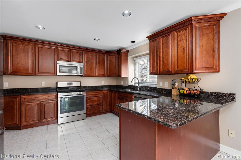51569 PINEWOOD Drive, Macomb, MI 48042 — Photo 16
