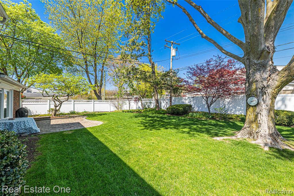 25574 Wilson Drive, Dearborn Heights, MI 48127 — Photo 15