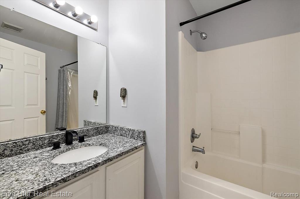 16924 Farmington Road, 93, Livonia, MI 48154 — Photo 38