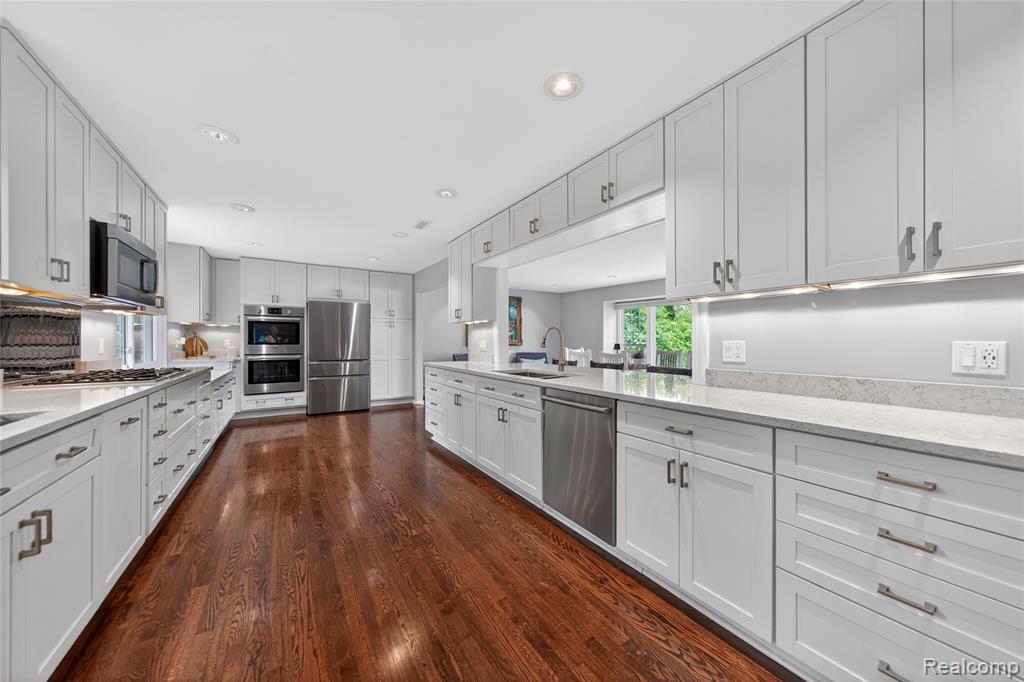 3717 Tyrconnel Court, West Bloomfield, MI 48323 — Photo 11