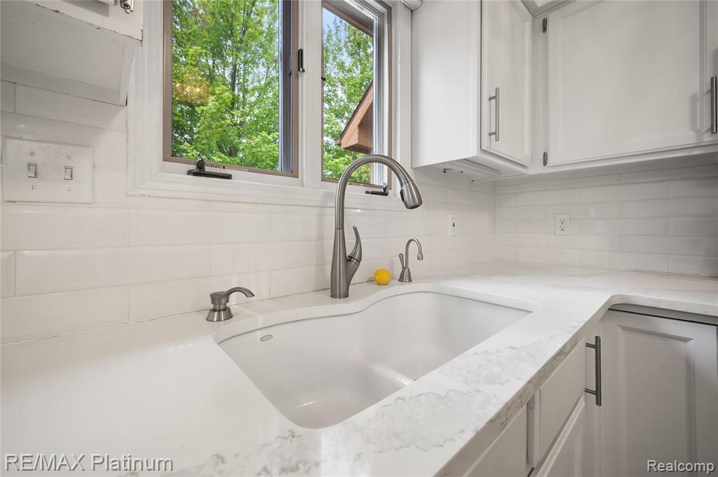 222 Glenwood Avenue, Fenton, MI 48430 — Photo 14
