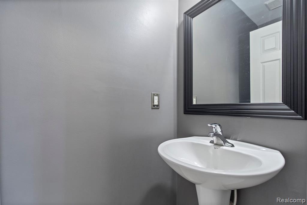 5570 HAMPSHIRE Lane, Ypsilanti, MI 48197 — Photo 16