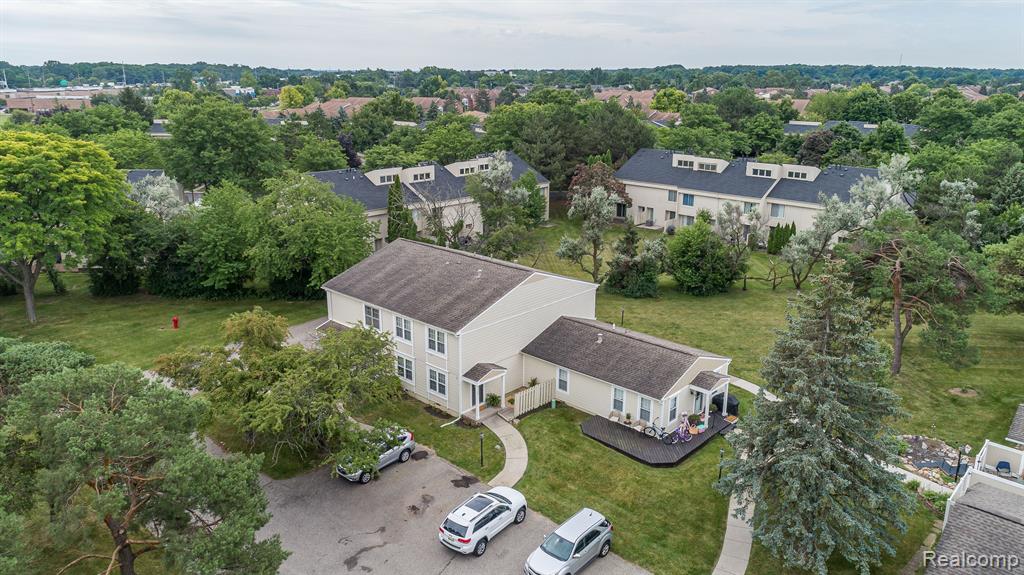 39523 VILLAGE WOOD Road, Novi, MI — Photo 25