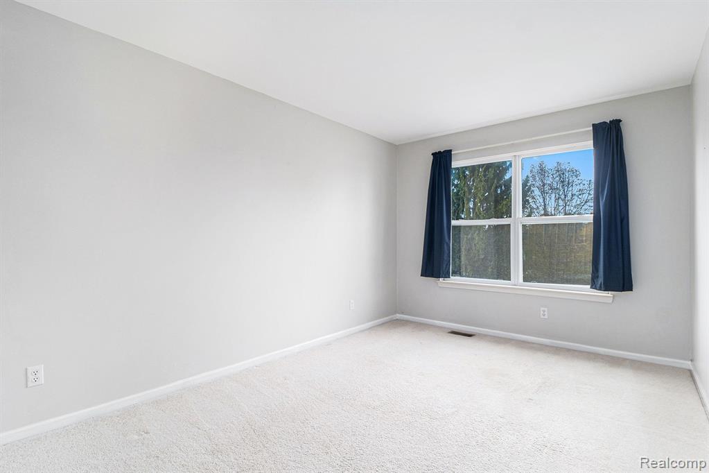855 DRAKESHIRE Drive, Walled Lake, MI 48390 — Photo 24