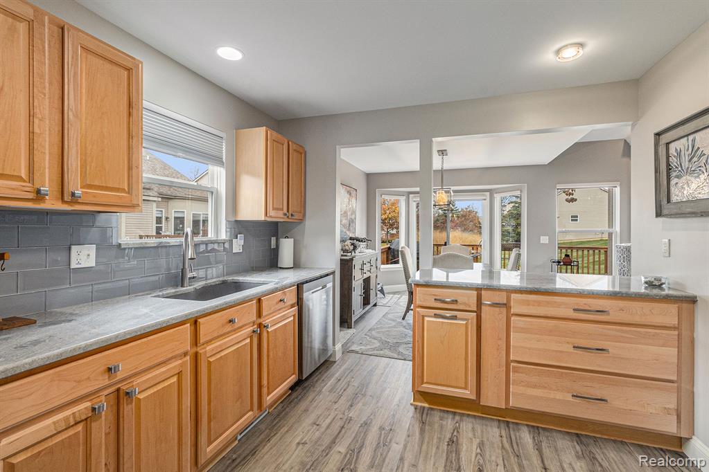 648 WOODHAVEN Drive, Commerce Twp, MI 48390 — Photo 12
