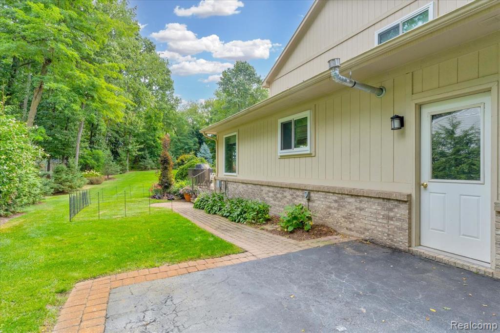 5050 Whitlow Court, Commerce Twp, MI 48382 — Photo 32