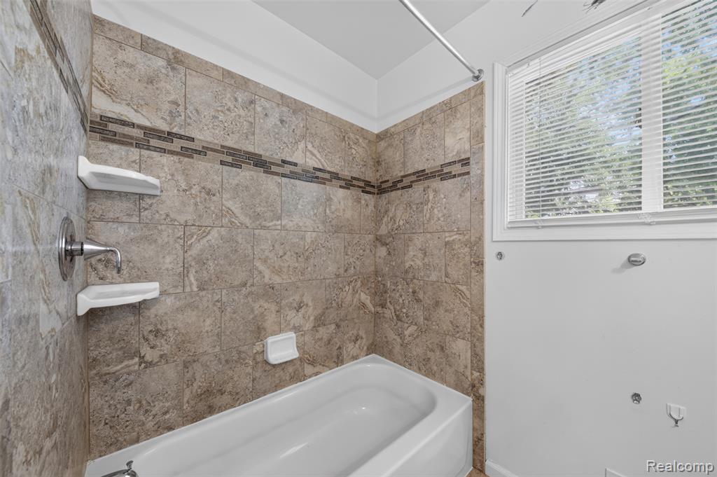 20471 Hollywood Street, Harper Woods, MI 48225 — Photo 36