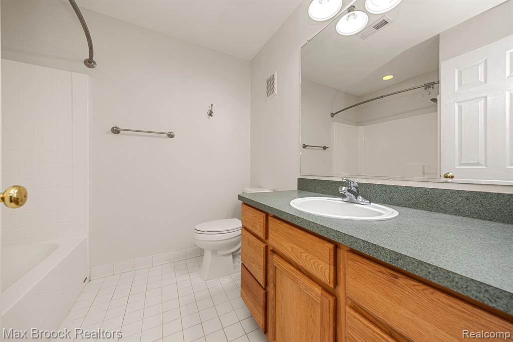 6104 ADDINGTON Drive, Commerce Twp, MI 48390 — Photo 24