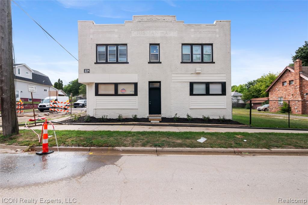 221 Baldwin Avenue, Pontiac, MI 48342