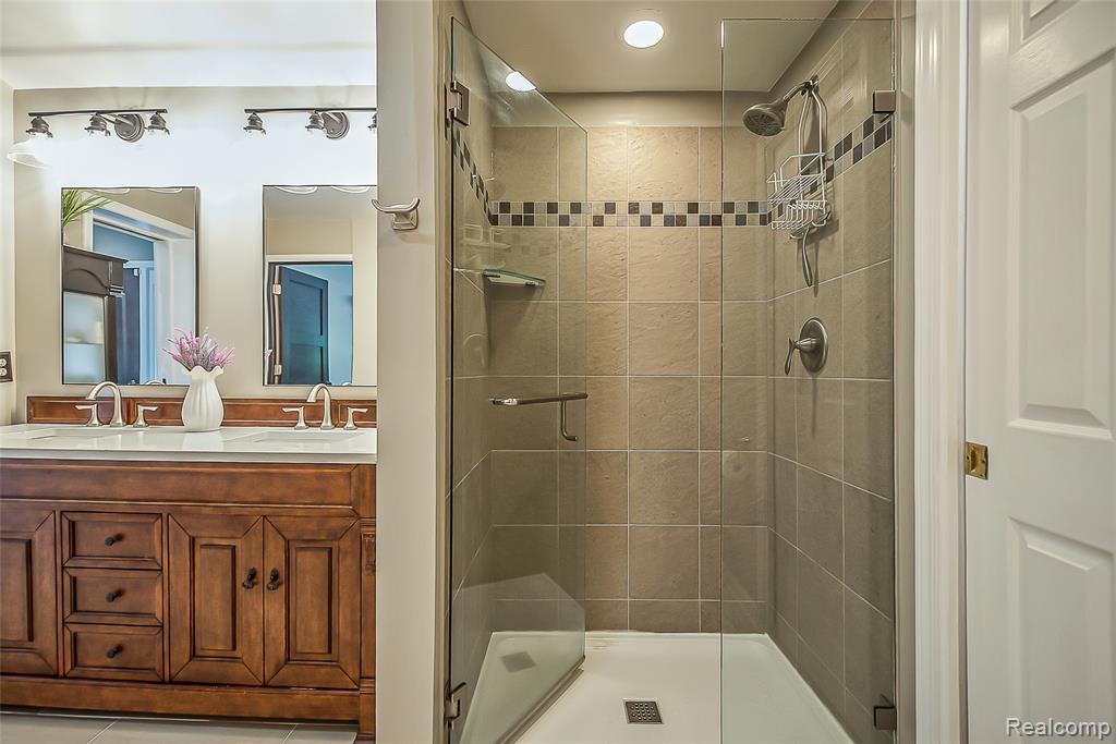 4990 Broomfield Lane, West Bloomfield, MI — Photo 17
