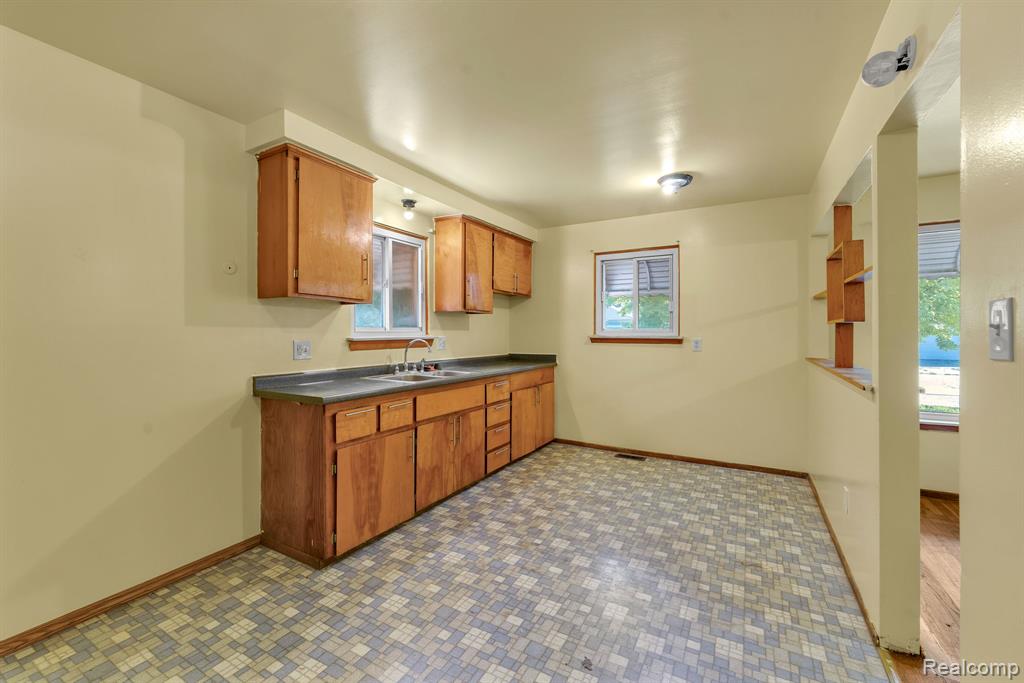 5320 Bedford Street, Dearborn Heights, MI 48125 — Photo 12