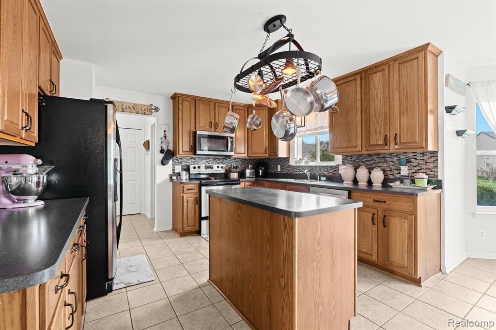 469 RIDGEWOOD Drive S, Ortonville, MI 48462 — Photo 19