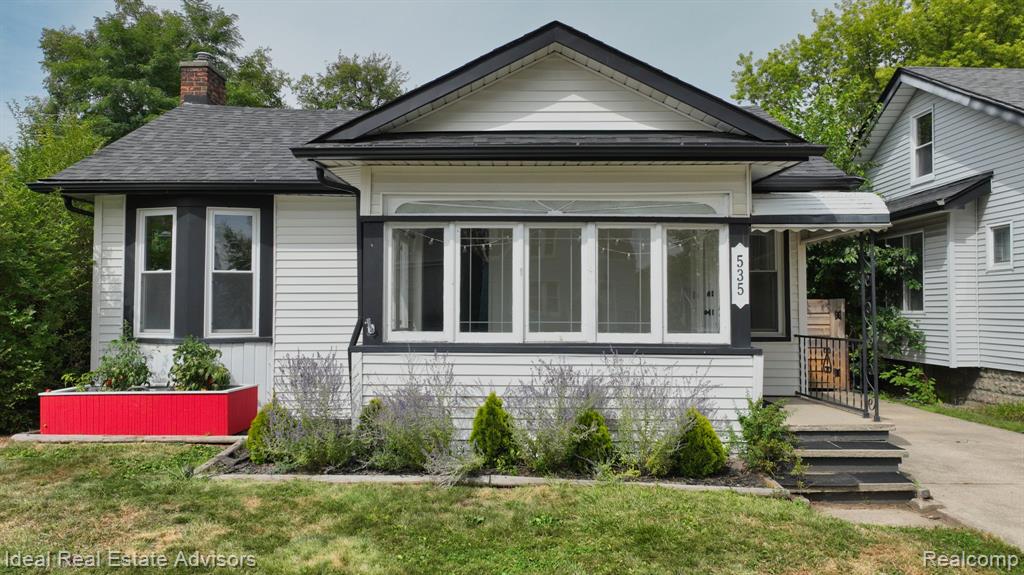 535 E Saratoga Street, Fenton, MI 48220 — front exterior