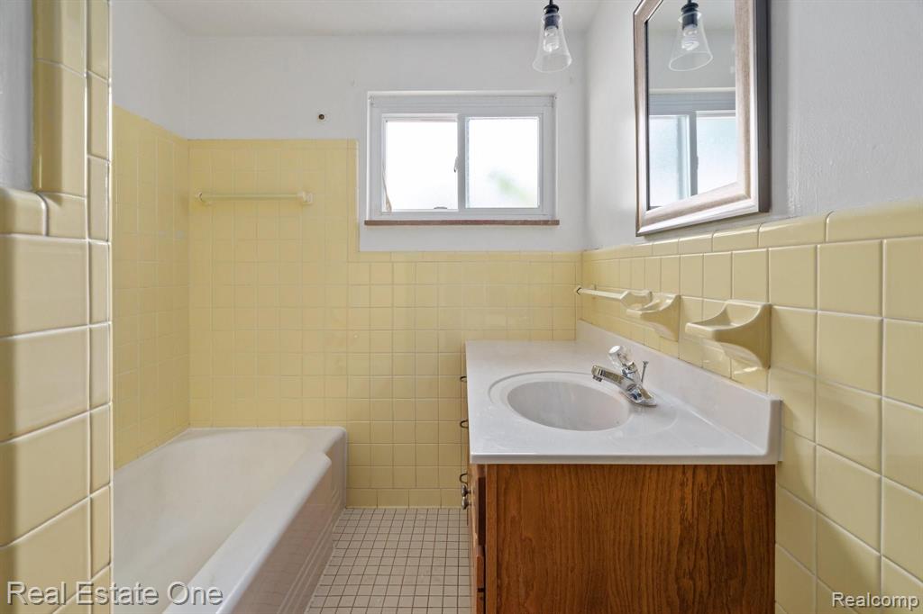21135 LITTLESTONE Road, Harper Woods, MI 48225 — Photo 11