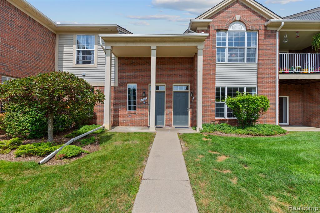 1924 FLAGSTONE Circle, Rochester, MI 48307 — Photo 2