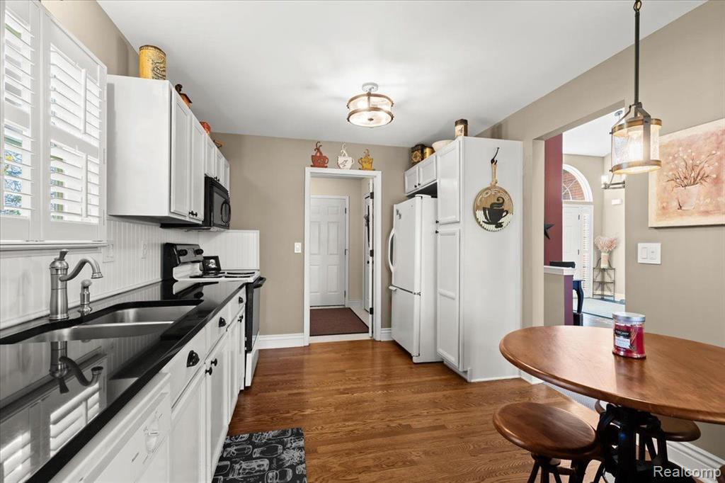 819 WOODHAVEN Drive, Commerce Twp, MI 48390 — Photo 11