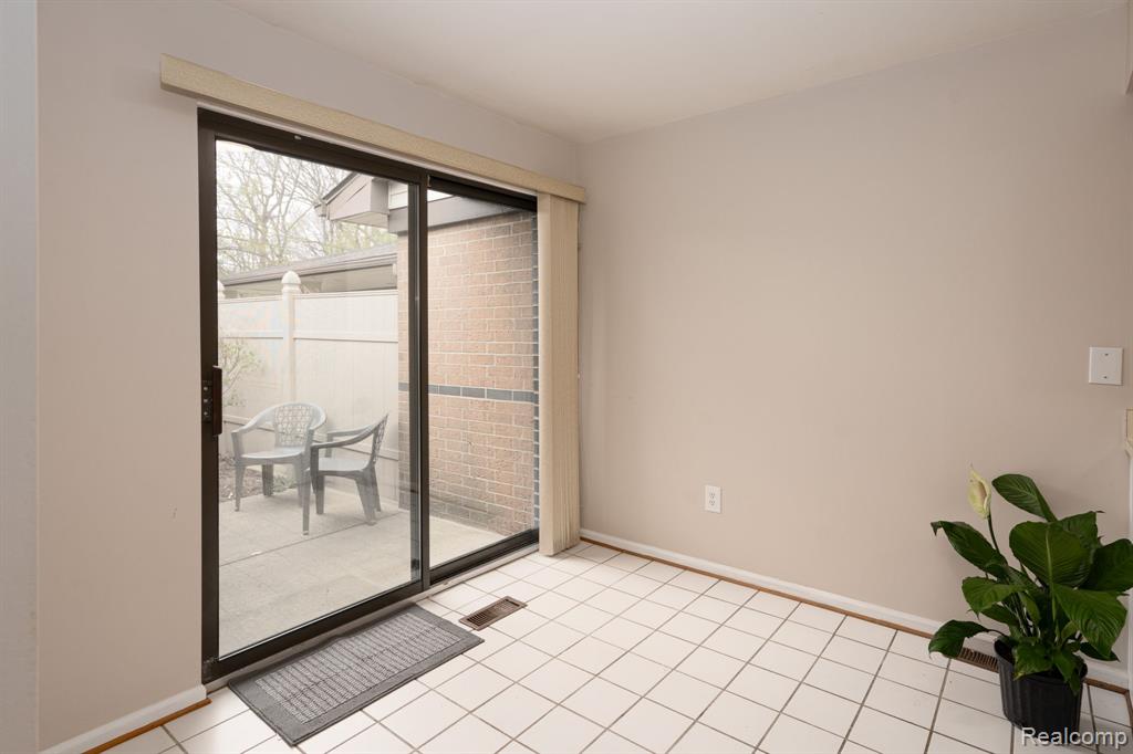 936 Wexford Way, Rochester Hills, MI 48307 — Photo 11