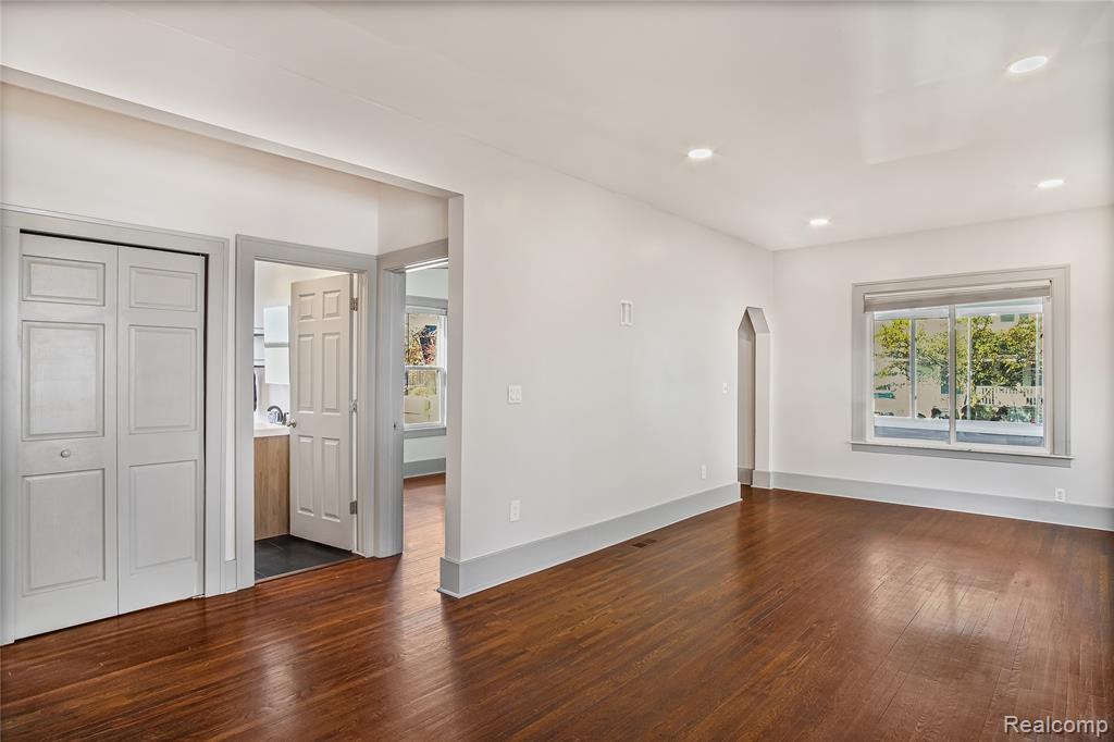 565 W Saratoga Street, Fenton, MI 48220 — Photo 2